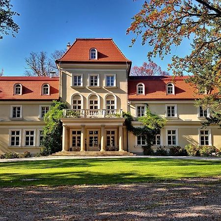 Отель Dwor Sierakow Экстерьер фото