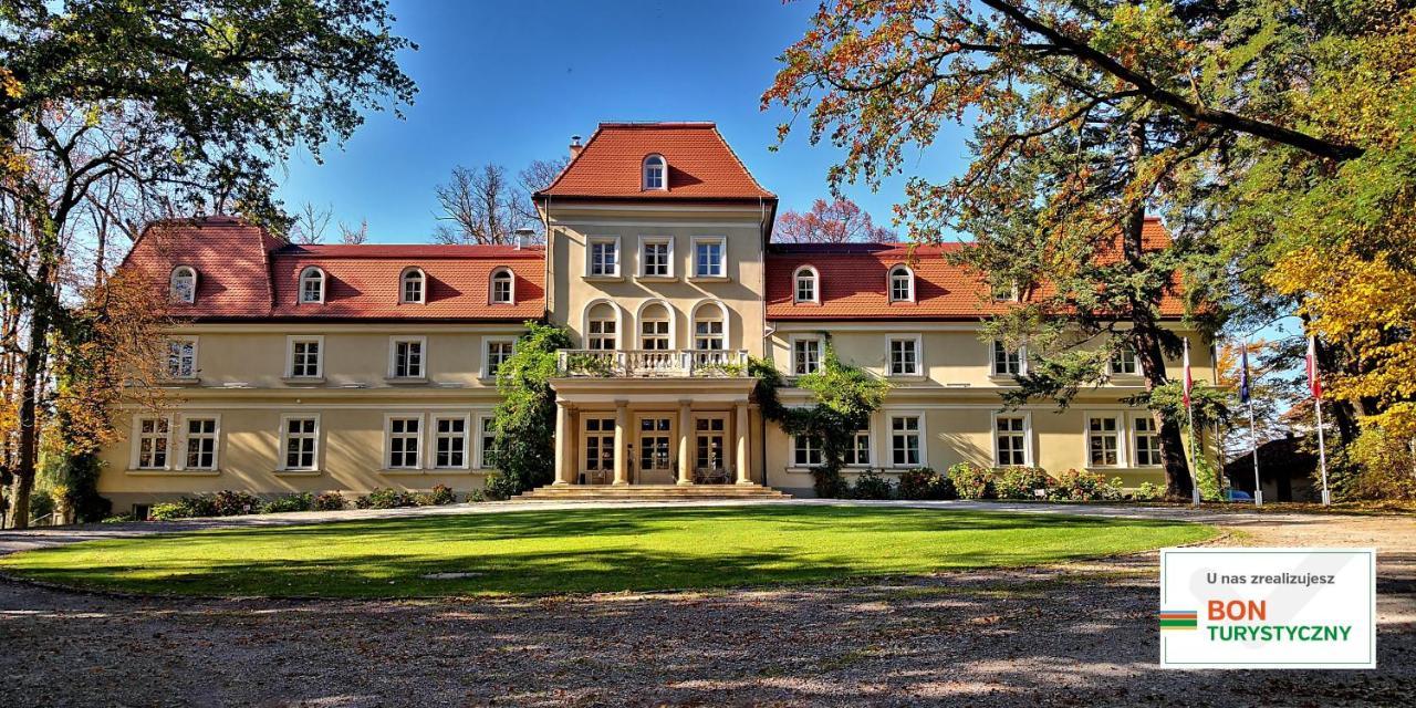 Отель Dwor Sierakow Экстерьер фото