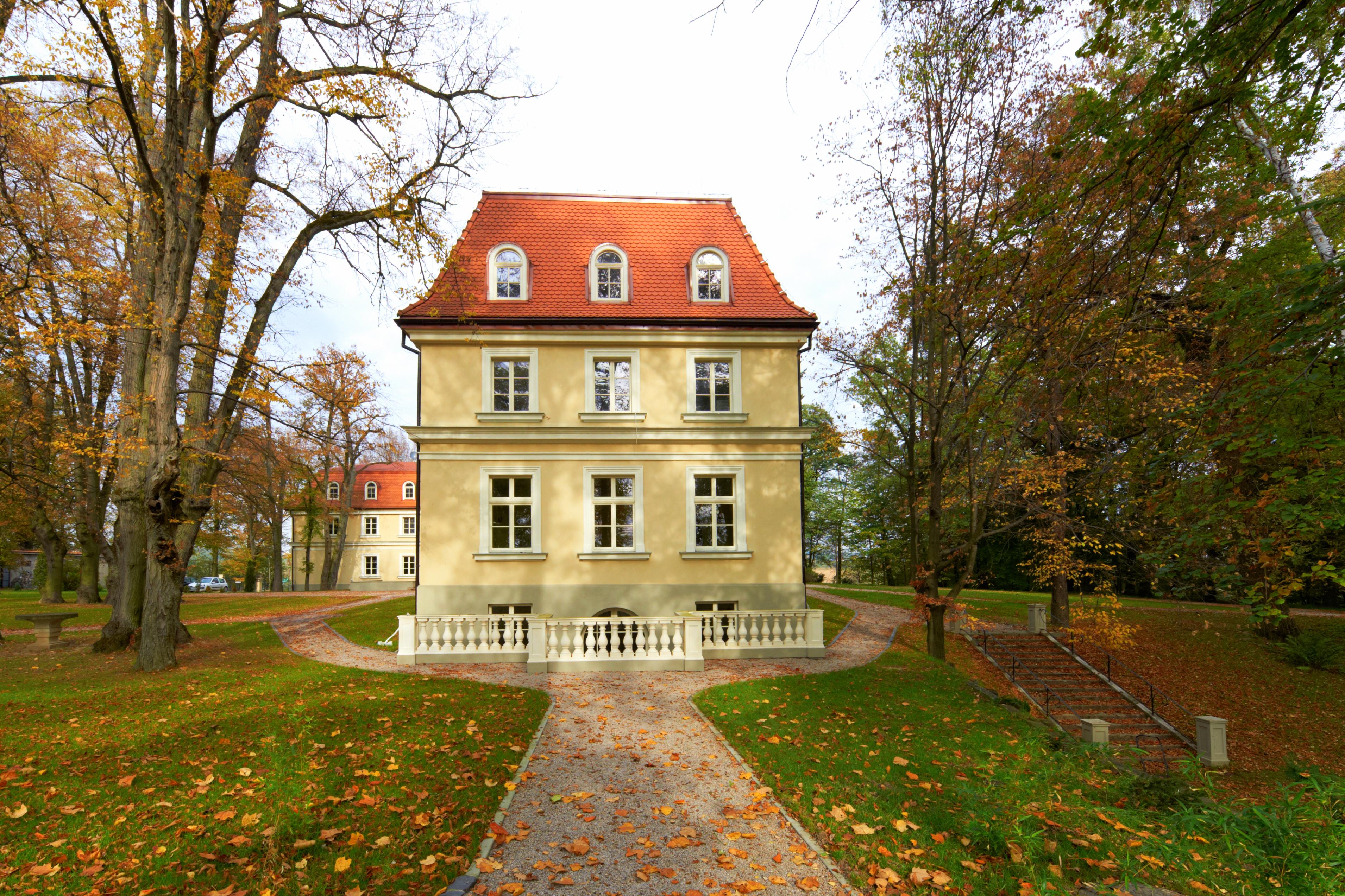 Отель Dwor Sierakow Экстерьер фото