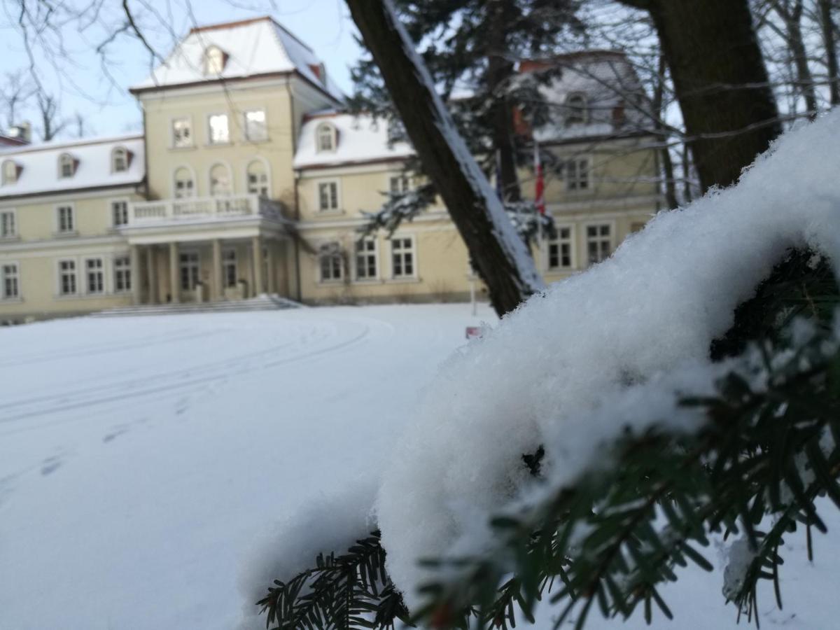 Отель Dwor Sierakow Экстерьер фото