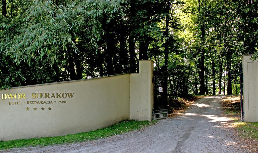 Отель Dwor Sierakow Экстерьер фото
