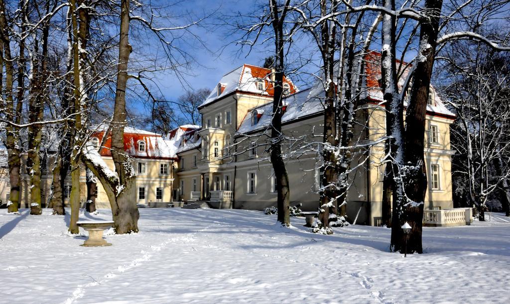 Отель Dwor Sierakow Экстерьер фото