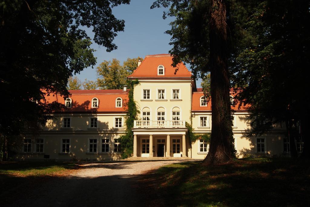 Отель Dwor Sierakow Экстерьер фото