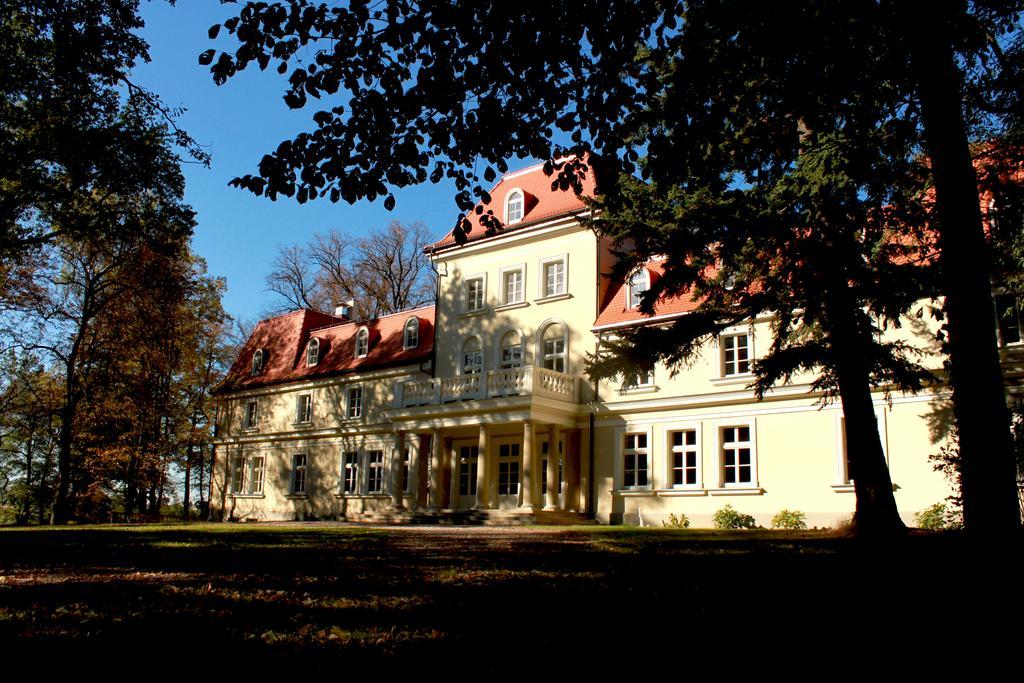 Отель Dwor Sierakow Экстерьер фото