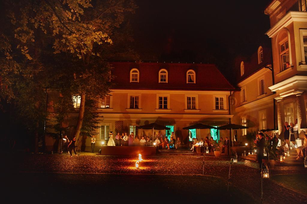 Отель Dwor Sierakow Экстерьер фото