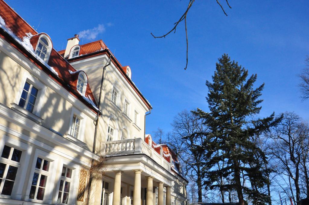 Отель Dwor Sierakow Экстерьер фото